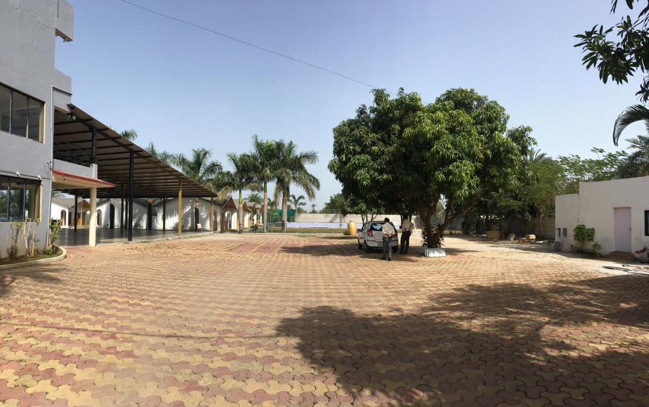 Vits Daman Devka Beach ภายนอก รูปภาพ